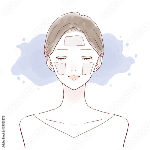 コットンパックで顔を保湿する女性