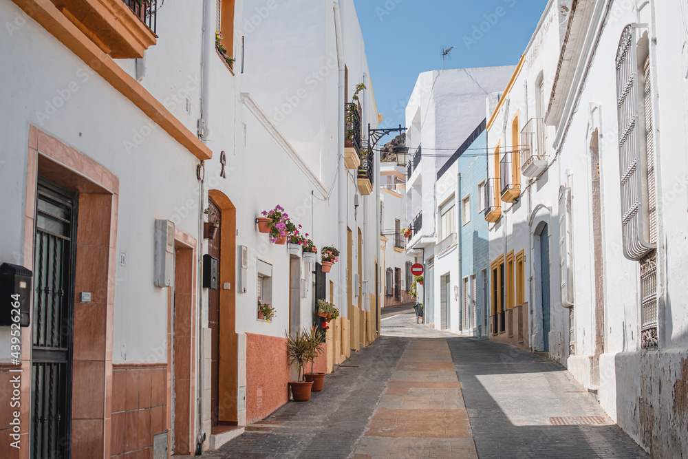 Les rues colorées et pleines de charme du village de Nijar en Espagne.