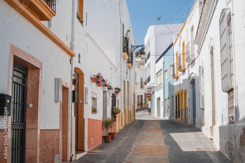 Les rues colorées et pleines de charme du village de Nijar en Espagne. photo