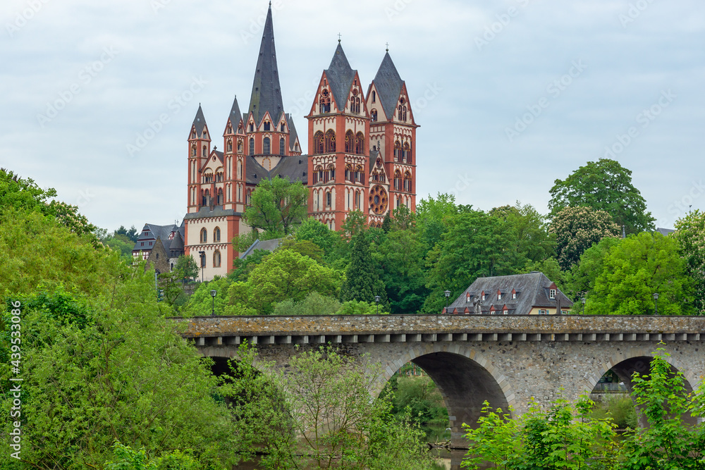 Limburger Dom in Limburg an der Lahn mit alter Lahnbrücke, Hessen
