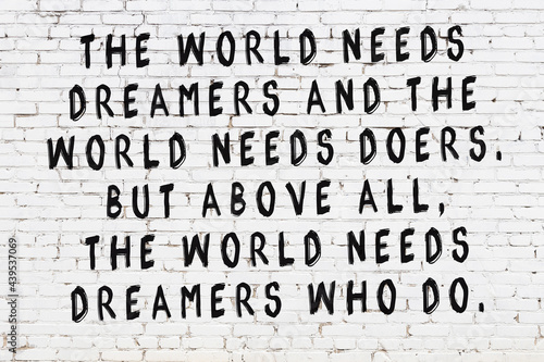 Fotografie Black painted inscription of smart quote on white brick wall