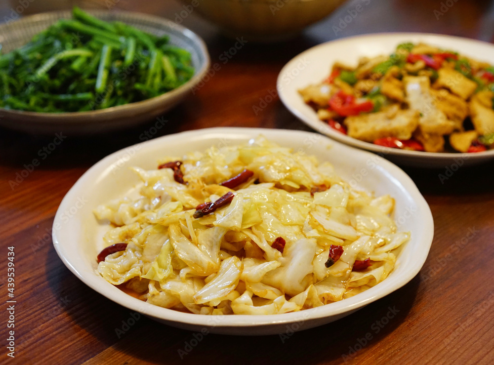 Home made Chinese food, in a simple and comfortable home atmosphere Home made Chinese food, in a simple and comfortable home atmosphere
