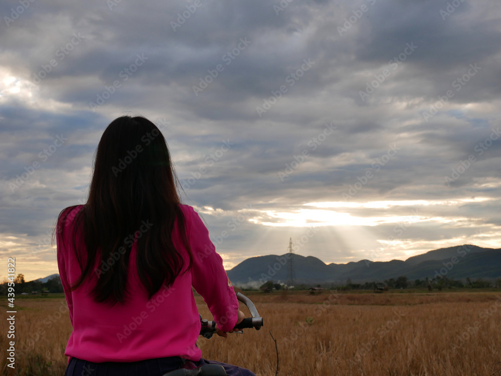 Naklejka premium Woman Standing back with her bicycle looking nature