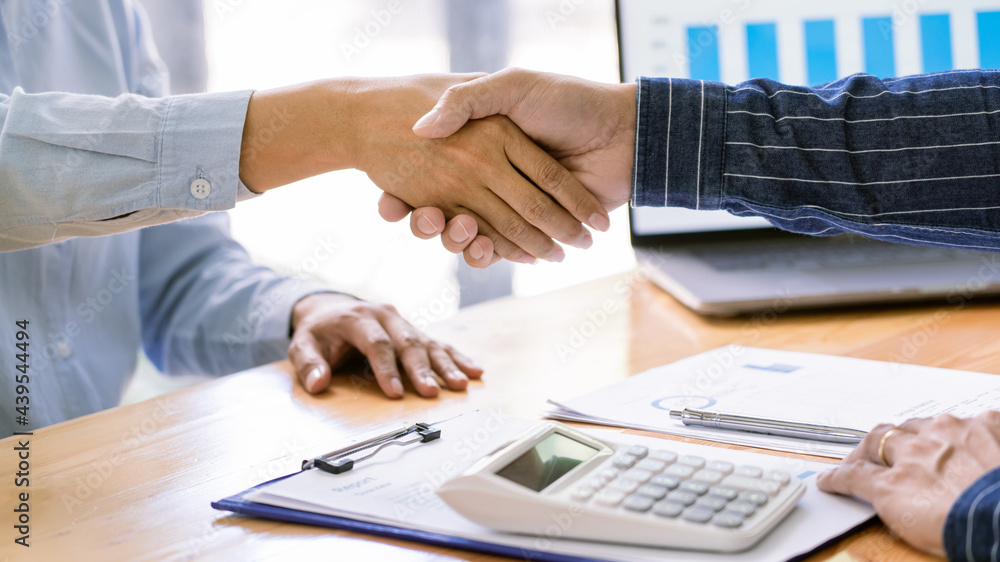 handshaking of agreement to make a contract starting new financial business handshaking of agreement to make a contract starting new financial business