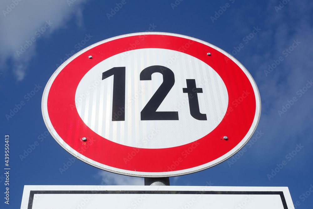 Verkehrsschild Durchfahrt bis 12 Tonnen, Deutschland, Europa Verkehrsschild Durchfahrt bis 12 Tonnen, Deutschland, Europa