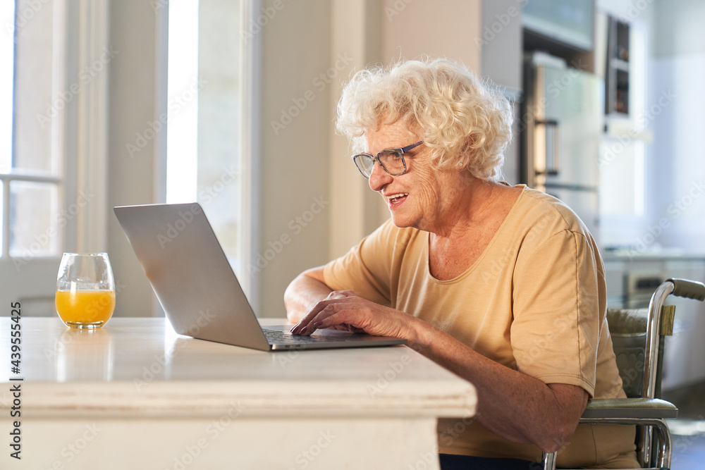 Glückliche Seniorin am Computer online beim Videochat