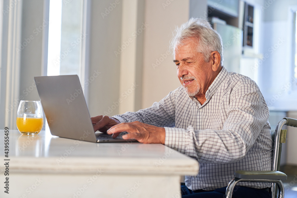 Senior am Laptop Computer zu Hause schreibt eine Email Senior am Laptop Computer zu Hause schreibt eine Email