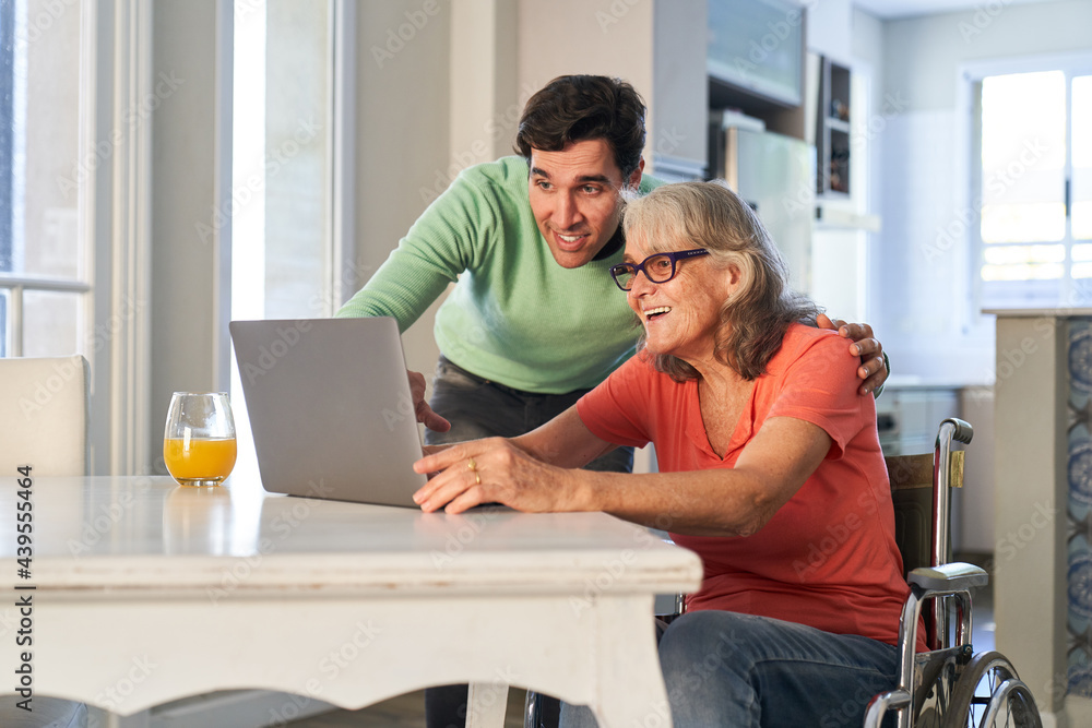 Seniorin am Laptop Computer hat Spaß in den Social Media Seniorin am Laptop Computer hat Spaß in den Social Media
