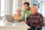 Senioren lernen das Chatten und Kommunikation online