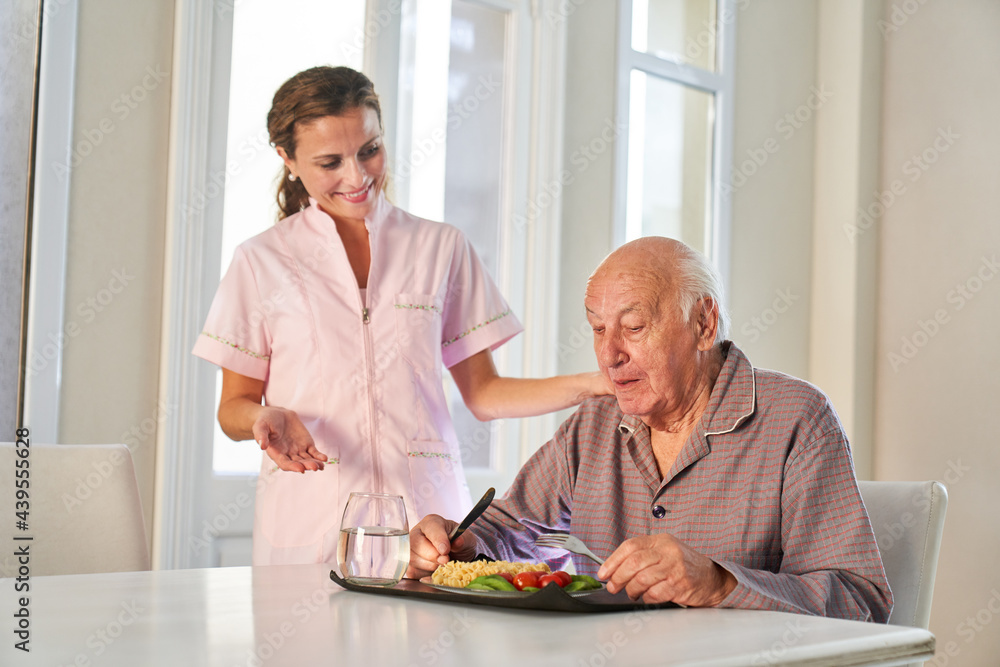 Senior bekommt Essen auf Rädern vom Lieferdienst Senior bekommt Essen auf Rädern vom Lieferdienst