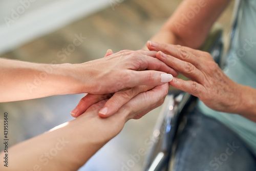 Hände halten als Symbol für Trost und Unterstützung