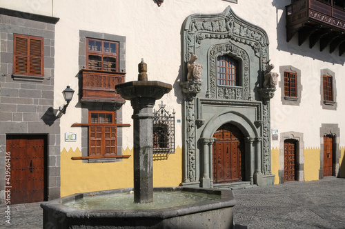 Fuente de la plaza del Pilar Nuevo y Casa de Colón en la ciudad de Las Palmas de Gran Canaria
