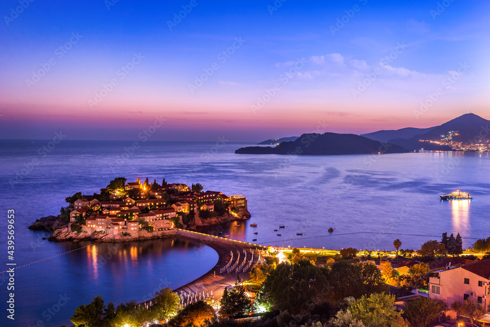 Fototapeta premium Evening in Sveti Stefan