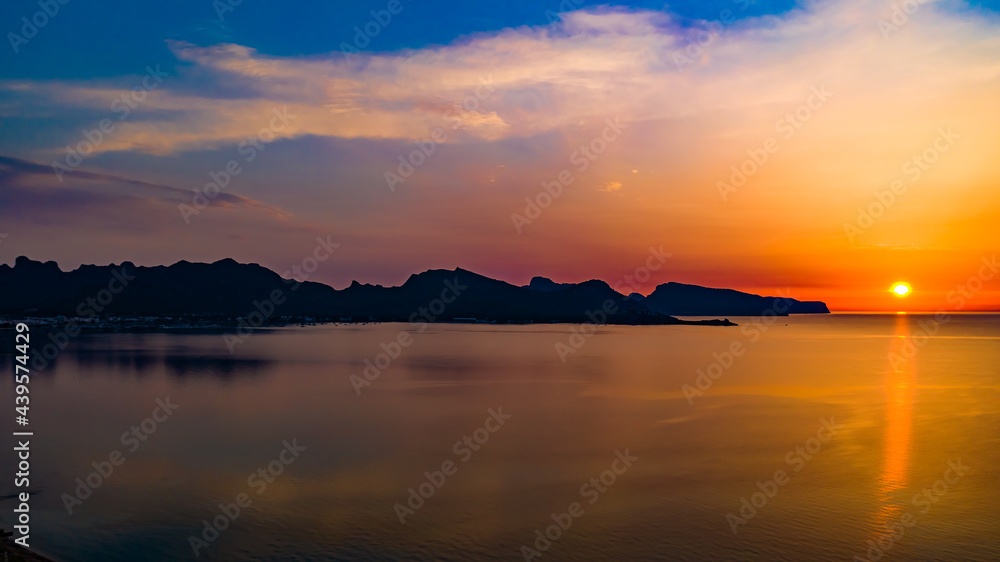 Obraz premium Sunrise Orange -Golden Our in Pollença Bay