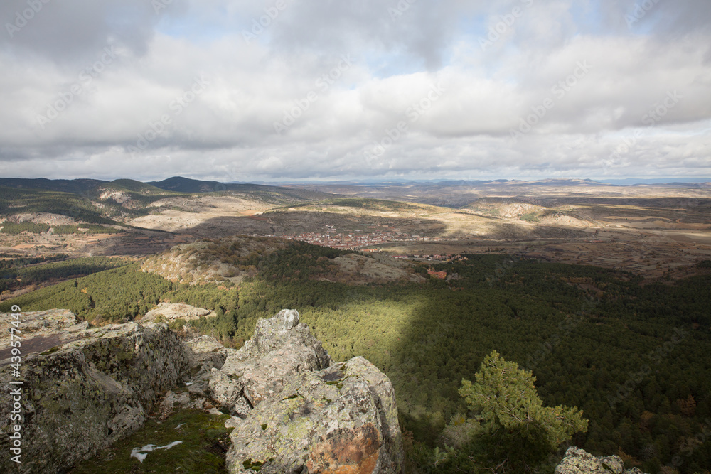 Fototapeta premium Esplanada en zona de montaña con nubes 