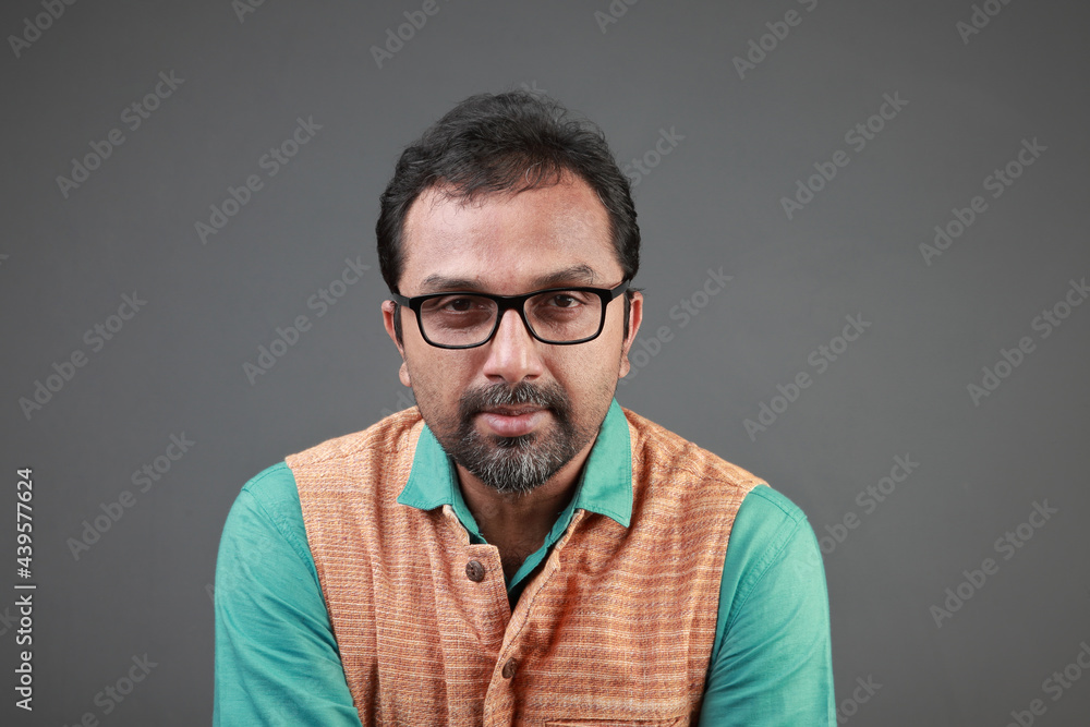 Obraz premium Portrait of man of Indian ethnicity looking sharp