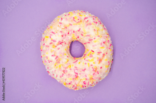 Primer plano Donut de virutas de colores sobre fondo morado photo