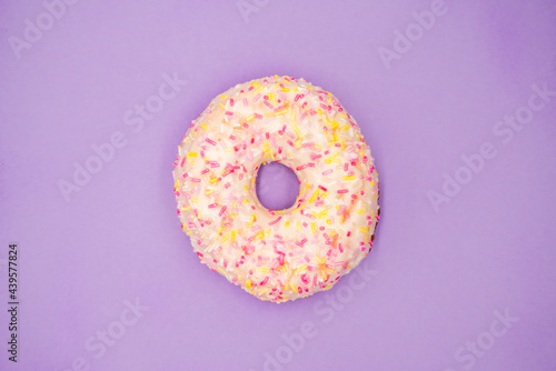 Donut de virutas de colores sobre fondo morado photo