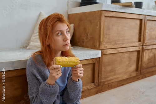woman vegetarian eats corn at home  photo
