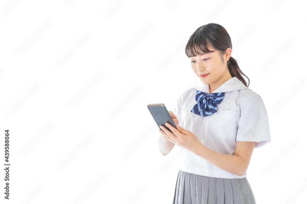 スマートフォンを使う若い女子学生 スマートフォンを使う若い女子学生
