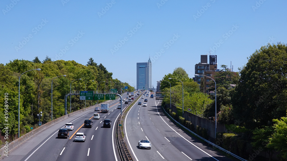 青空の下、東京都心に向かって伸びる東名高速道路（上り方向、東京IC、起点付近）