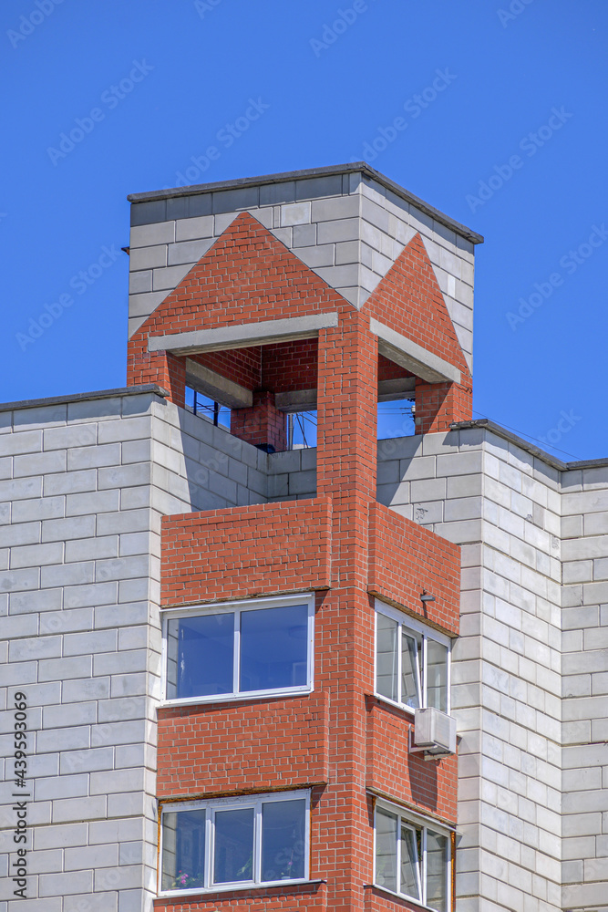 Architectural element in the upper part of a multi-storey building