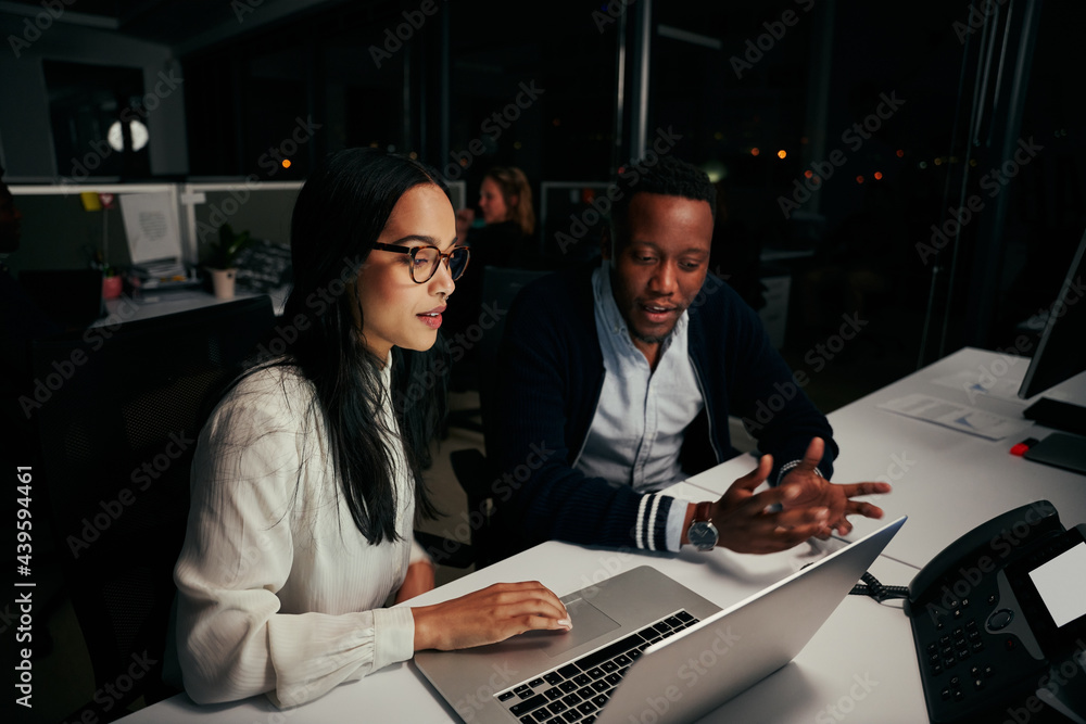 © StratfordProductions - Two diverse business people working on project using laptop at modern start up office © StratfordProductions - Two diverse business people working on project using laptop at modern start up office