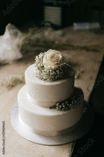 Moody White Wedding Cake Photo