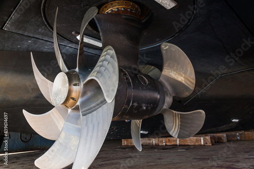 Φωτογραφία The bottom of a ship supported in dry dock with azimuth propulsion and twin propellers aft