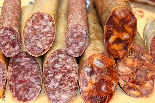Foto longanizas de embutidos ibéricos salchichón y chorizo