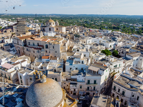 Photos aerial view of the town of Ceglie Messapica, in the south of Italy
