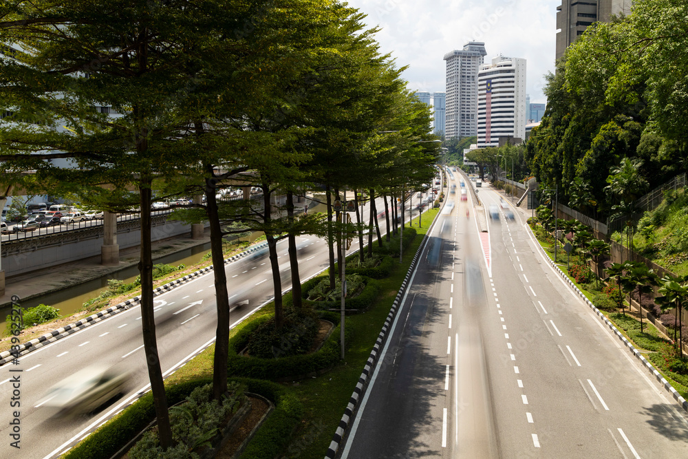 Obraz premium Long exposure photograph of traffic and traffic jams in the city of Kuala Lumpur, Malaysia, seen from the bridges over Kuching Street