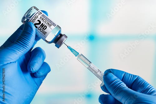 Billede på lærred Doctor preparing a dose for a patient of the second vaccine for Covid-19