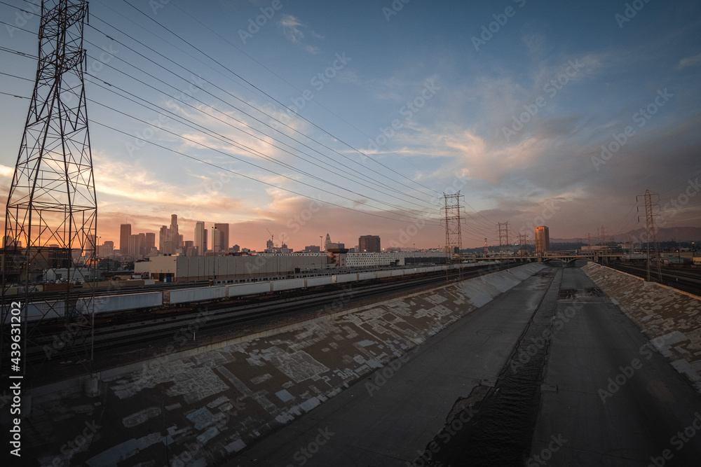 Coucher de soleil sur la rivière de Los Angeles aux États-Unis.