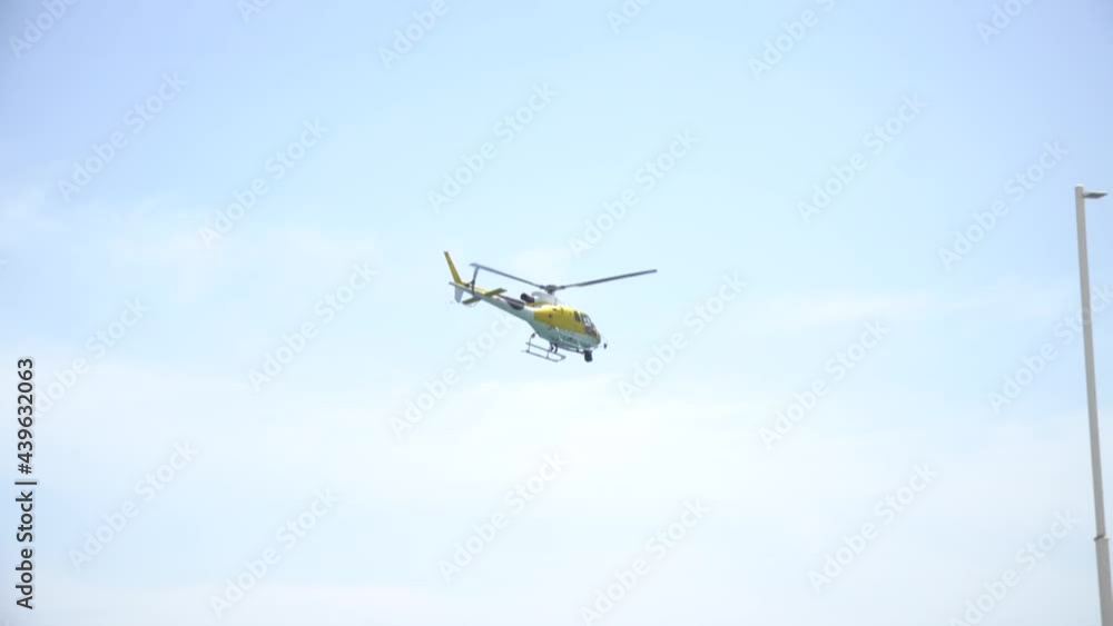Helicóptero haciendo un barrido lateral a baja altura Helicóptero haciendo un barrido lateral a baja altura