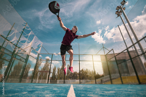Fotografie padel player playing a match in the open