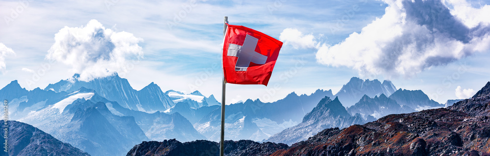 Schweizer Flagge vor Alpenpanorama im Hochgebirge - obrazy, fototapety, plakaty 