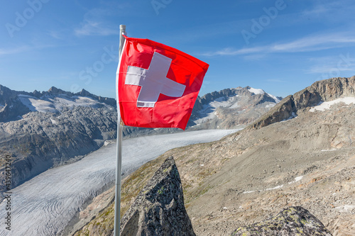 Schweizer Flagge vor Alpenpanorama im Hochgebirge