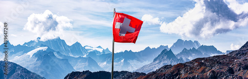 Schweizer Flagge vor Alpenpanorama im Hochgebirge