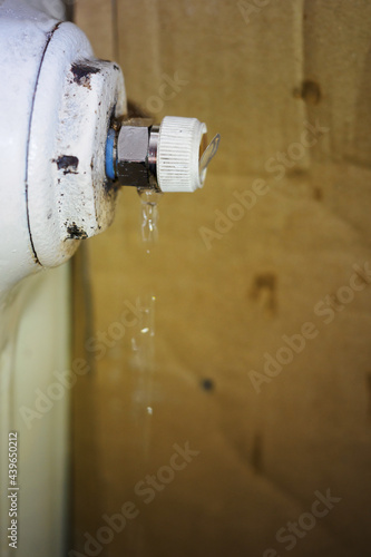 Bleed manual valve with leaking water for heating.