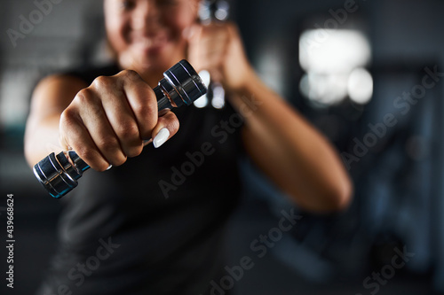 Foto Jolly young woman enjoying tae bo training