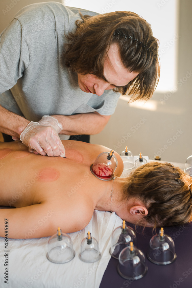 © Irina Efremova/Stocksy - Good incisions maker © Irina Efremova/Stocksy - Good incisions maker