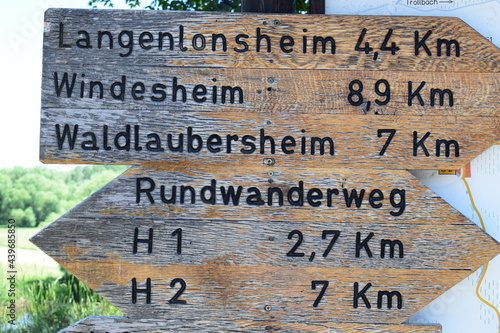 Wanderwegweiser in Laubenheim an der Nahe photo