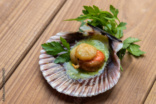 scallops or scallops grilled in green sauce