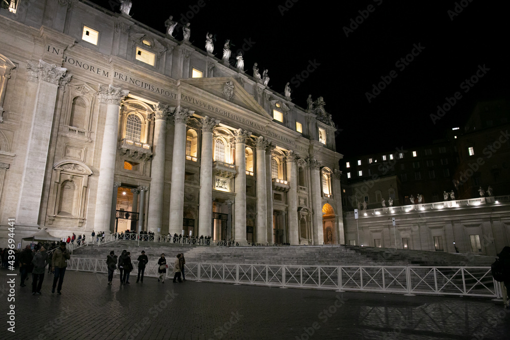 St. Peter's Basilica in the Vatican at night - Basilica di San Pietro in Vaticano di notte