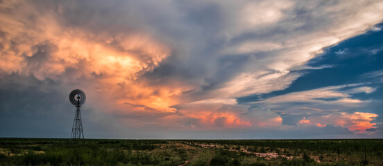 Papier peint photo Pantone 2025 Mocha Mousse Texas panhandle storm at sunset  © Paul Tipton 