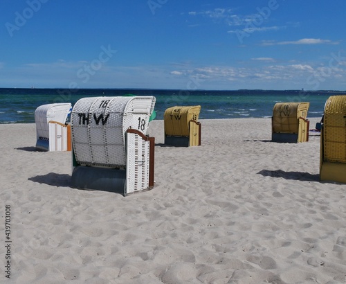 Strandk  rbe im Sommer an der See