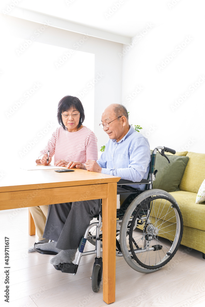 Fototapeta premium 契約をする高齢の夫婦