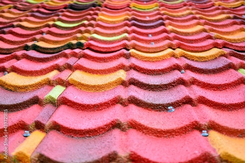 Tejas de colores en el tejado de una casa