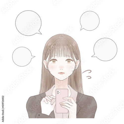 スマホに口コミを投稿するスーツを着た女性